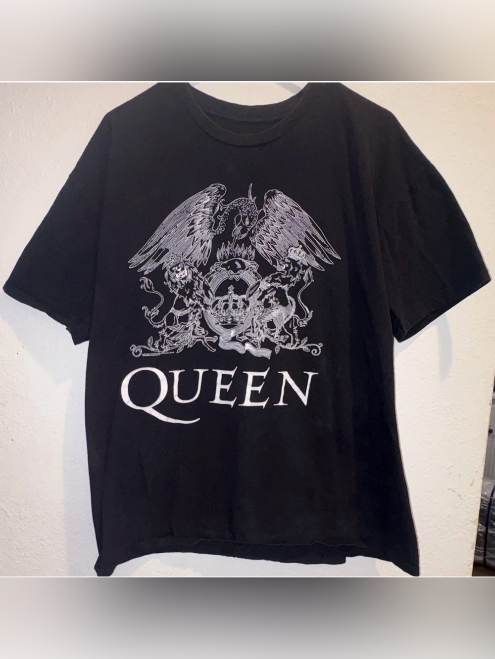 Queen Black Graphic T-Shirt with Crest Logo Rock & Pop Music Band Shirt